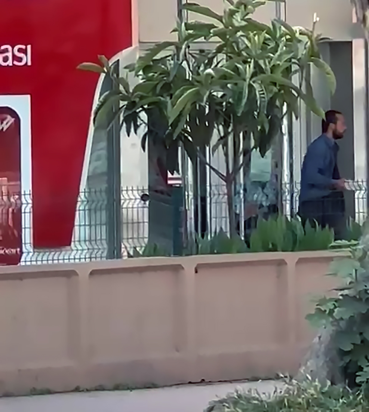 ADANA'da banka şubesine zarar veren şüpheliler yakalandı