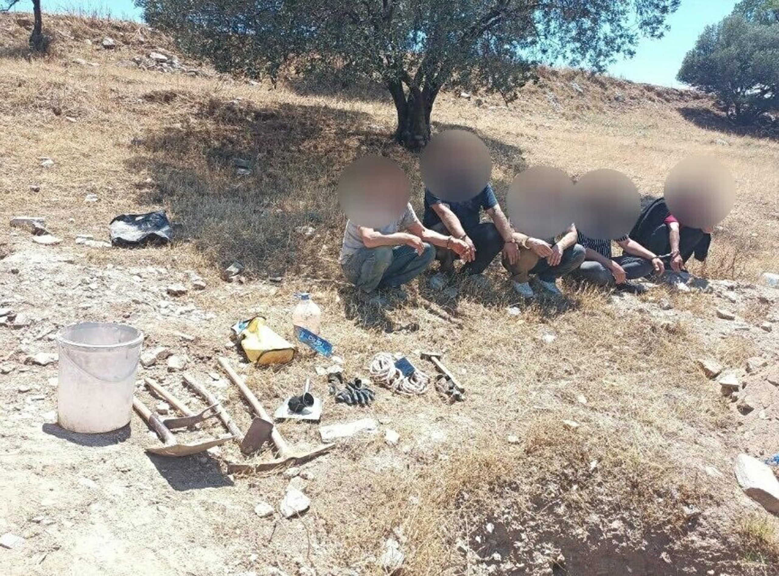 sit alaninda kacak define kazisi yaparken yakalandilar 6658527d74deb scaled