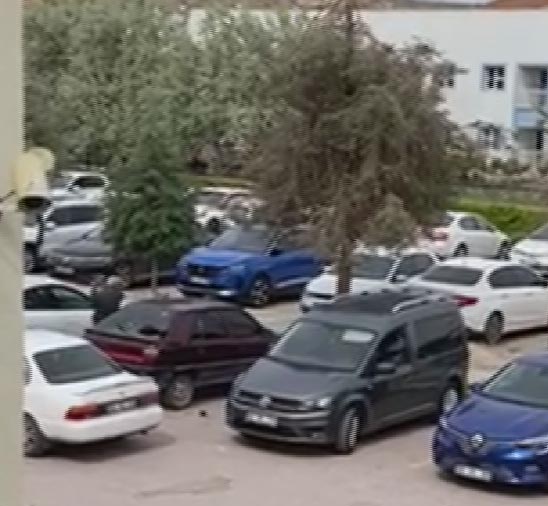 Aksaray’da bir adam, akrabasının park ettiği aracın camları ve aynalarını