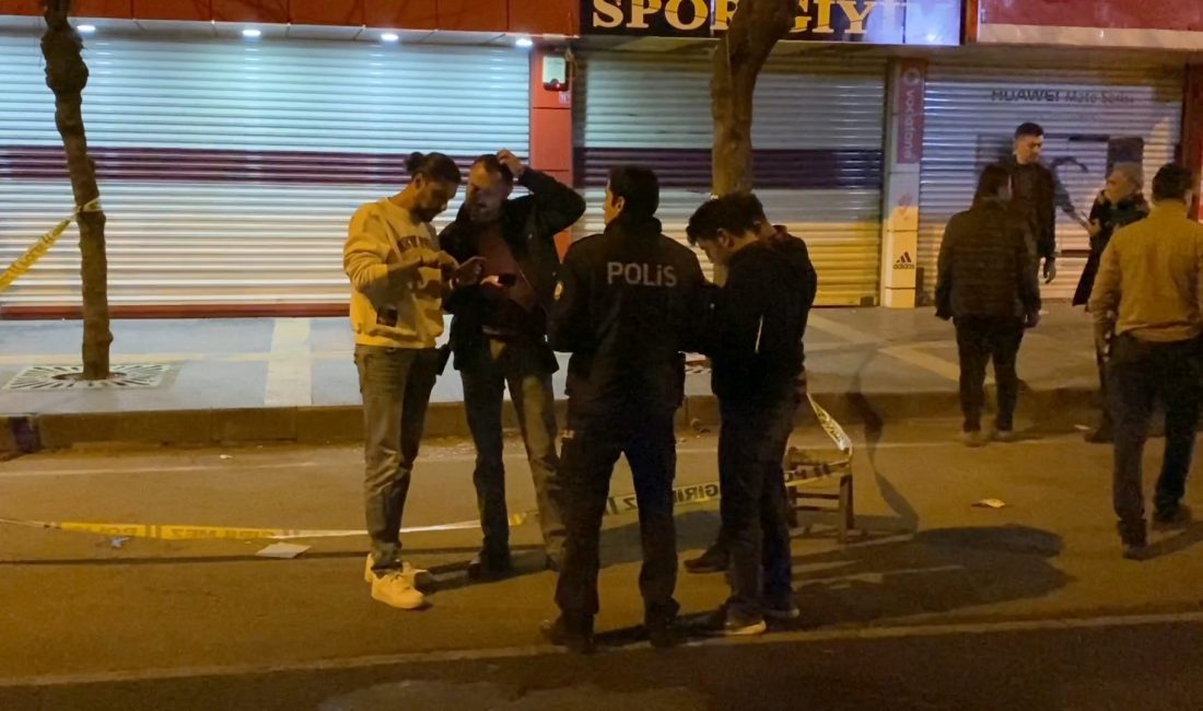 Diyarbakır’ın Bağlar ilçesinde bulunan bir kıraathane önünde arkadaşlarıyla oturan Muzaffer