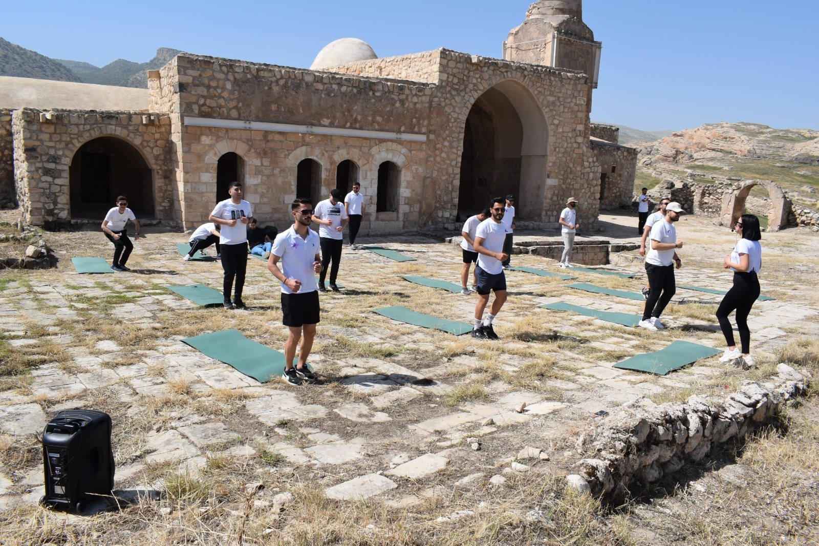 Hasankeyf Kalesi'nde erkeklerden anlamlı pilates etkinliği