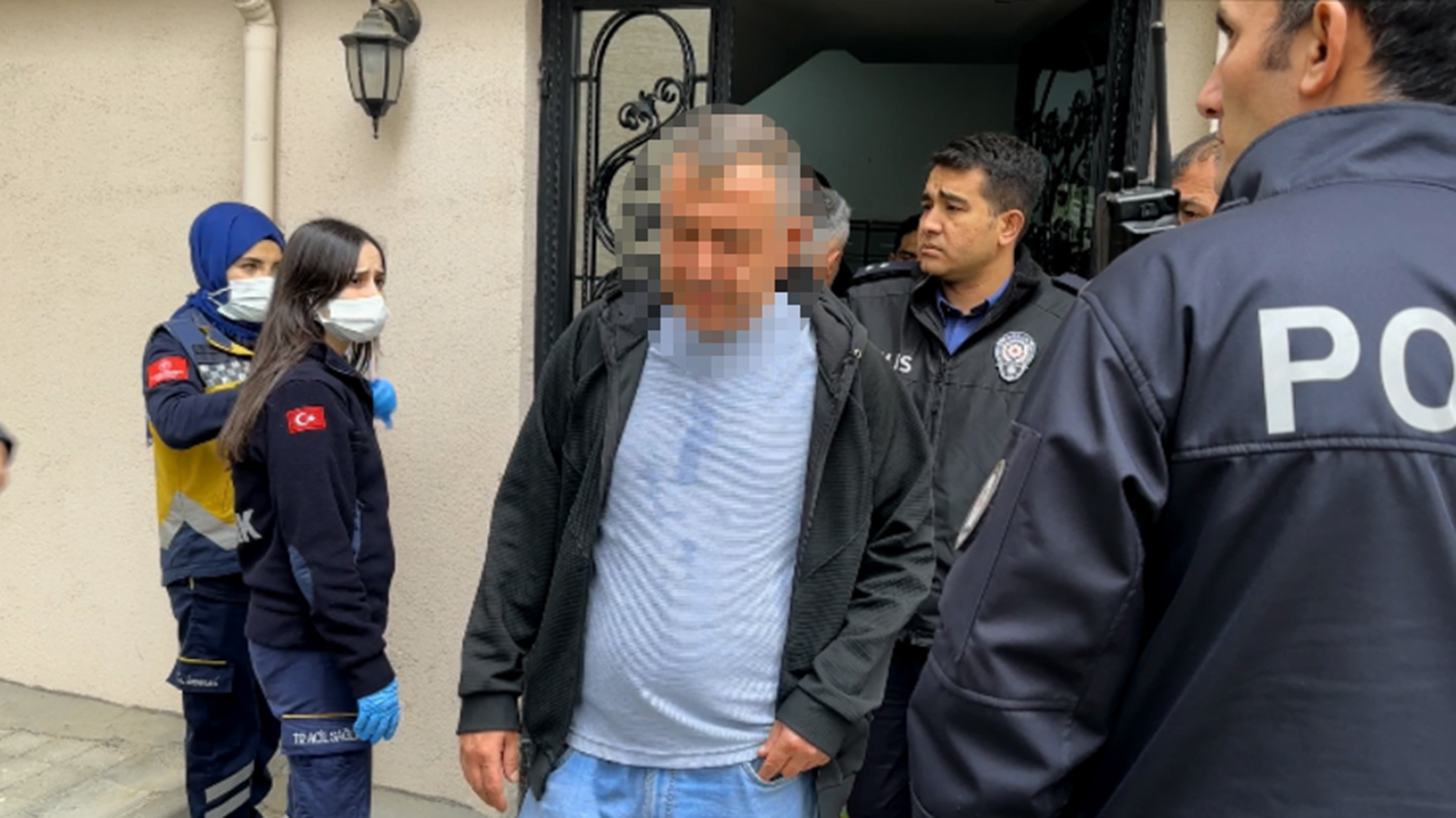 Kütahya'da bir kadın omzundan bıçaklandı, eşi gözaltına alındı. Kütahya'da bir kadın omzundan bıçaklandı, eşi gözaltına alındı.