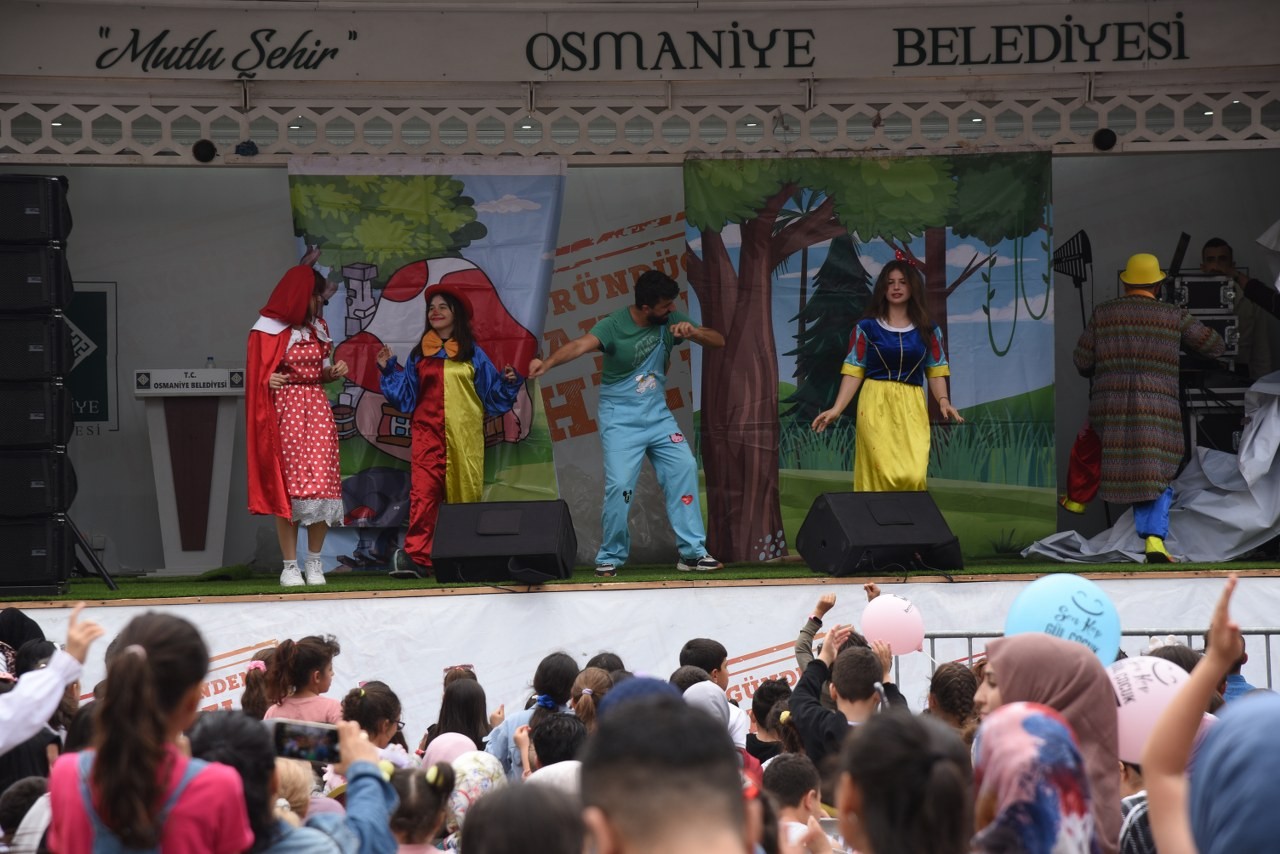 thumbnail LEZZET FESTIVALINE KATILAN COCUKLAR PAMUK PRENSEN ILE KIRMIZI BASLIKLI KIZ OYUNLARIYLA DOYASIYA EGLENDI 7