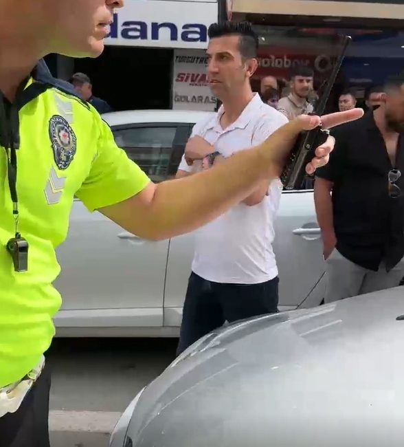 Aksaray’da bir sürücü, hatalı park ettiği için trafik polisi tarafından
