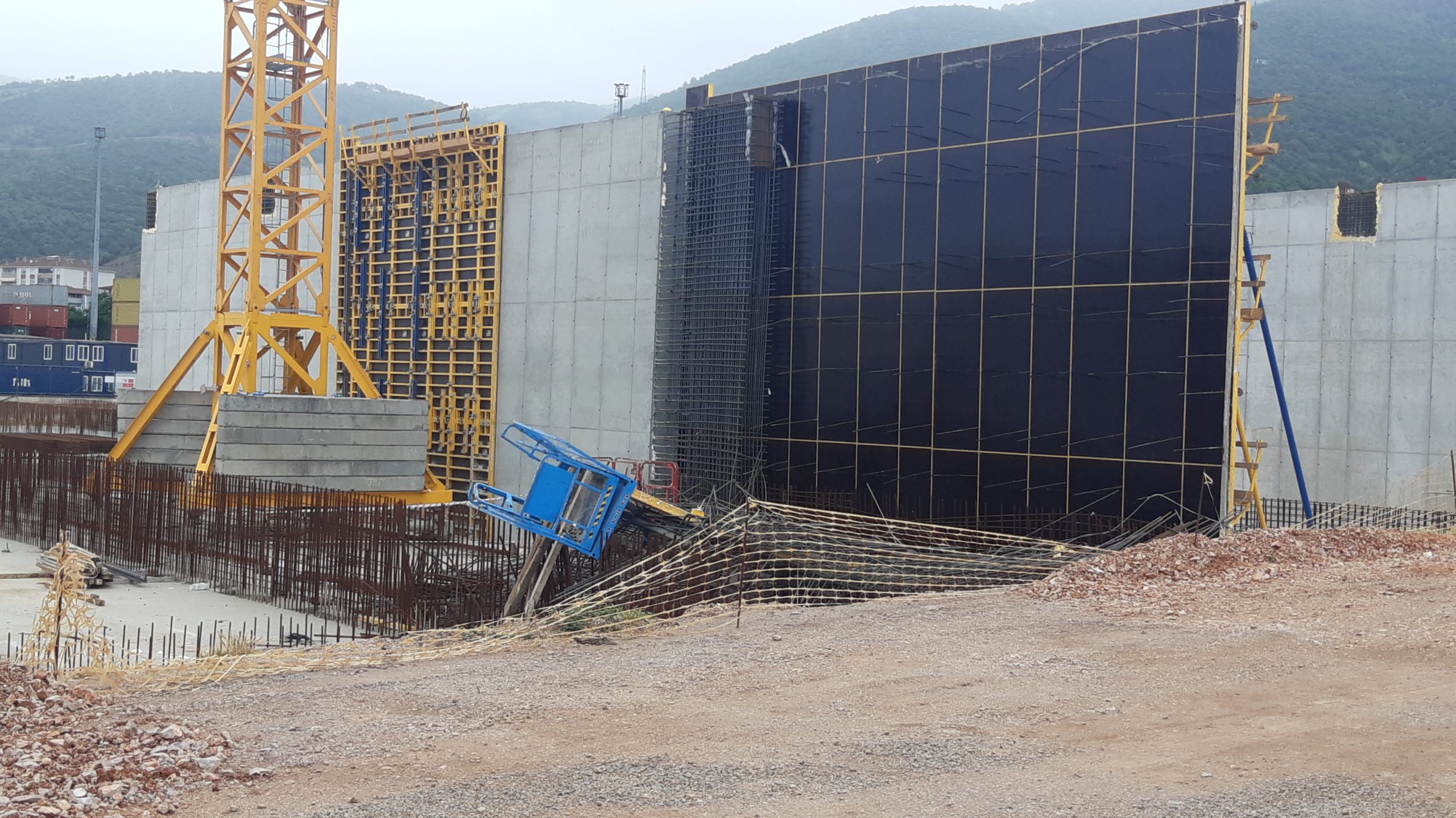 uzerlerine insaat demirleri devrilen 4 isci yaralandi 66325266df65e scaled