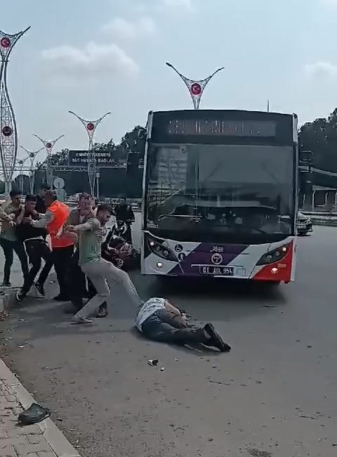 Adana’da bir belediye otobüsü şoförüne yapılan saldırı cep telefonu kamerasıyla