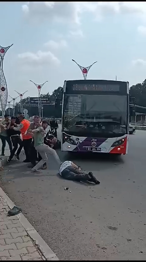 ADANA'DA OTOBÜS ŞOFÖRÜNE SALDIRI: 3 KİŞİ GÖZALTINDA