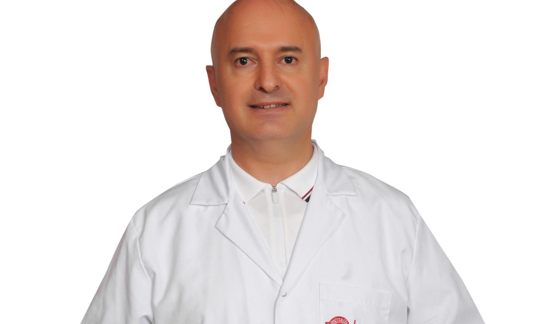 Estetik Cerrahi Uzmanı Prof. Dr. Yakup Çil, genç kuşağın erken