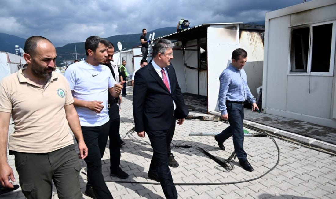 Vali Dr. Erdinç Yılmaz, Konteyner Kentte çıkan yangın bölgesinde incelemelerde
