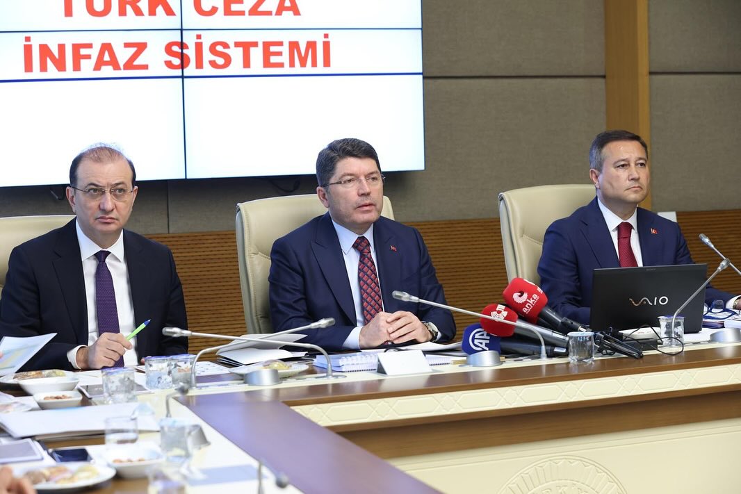 MİLLETVEKİLİ DERYA YANIK ADALET BAKANI YILMAZ TUNÇLA GÖRÜŞMELER YAPTI