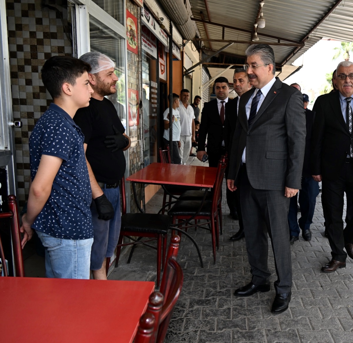 VALİ DR. ERDİNÇ YILMAZ, ESNAF VE VATANDAŞLARIN BAYRAMINI KUTLADI