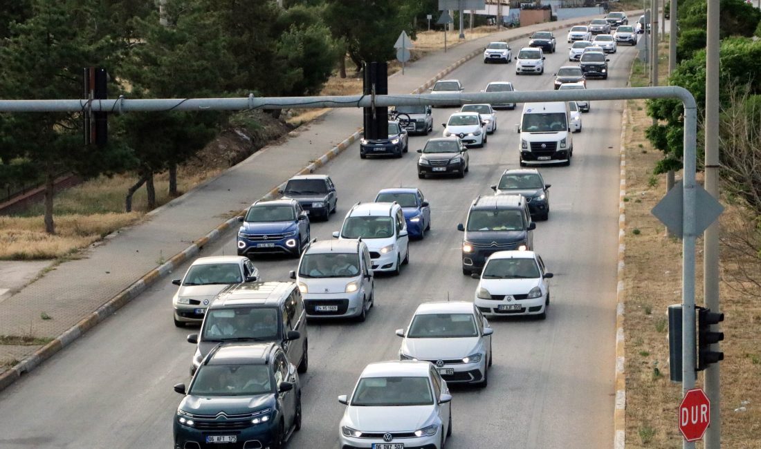 Afyonkarahisar-Antalya kara yolunda bayram tatilinin başlamasıyla araç yoğunluğu yaşandı. Trafik