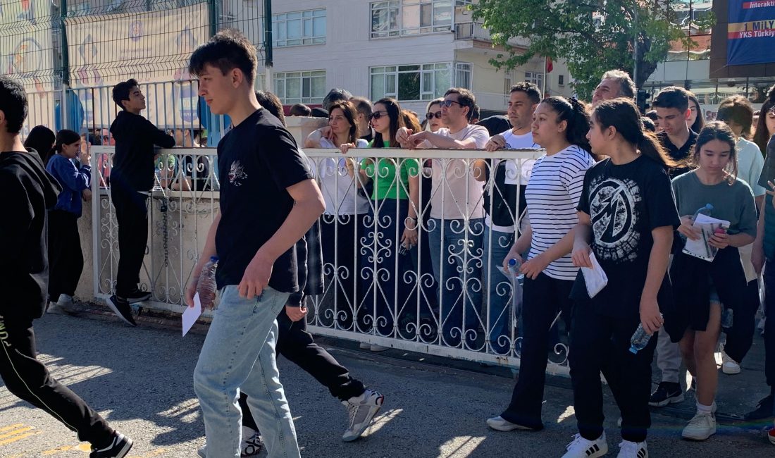Kahramanmaraş’ta Liselere Geçiş Sistemi (LGS) kapsamındaki merkezi sınav heyecanı yaşanıyor.