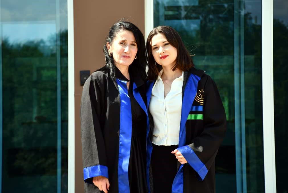 ANNE VE KIZI AYNI YIL MEZUN OLDU!