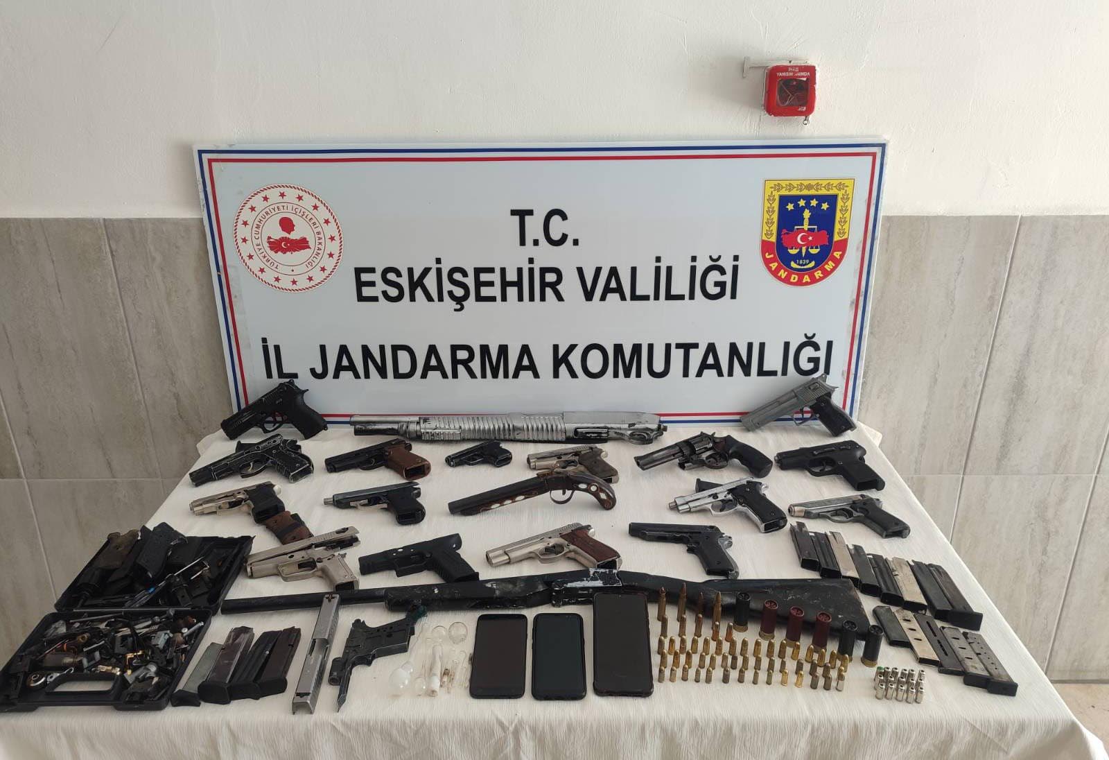 ESKİŞEHİR'DE RUHSATSIZ SİLAH ATÖLYESİNDE YAKALANAN KİŞİ TUTUKLANDI