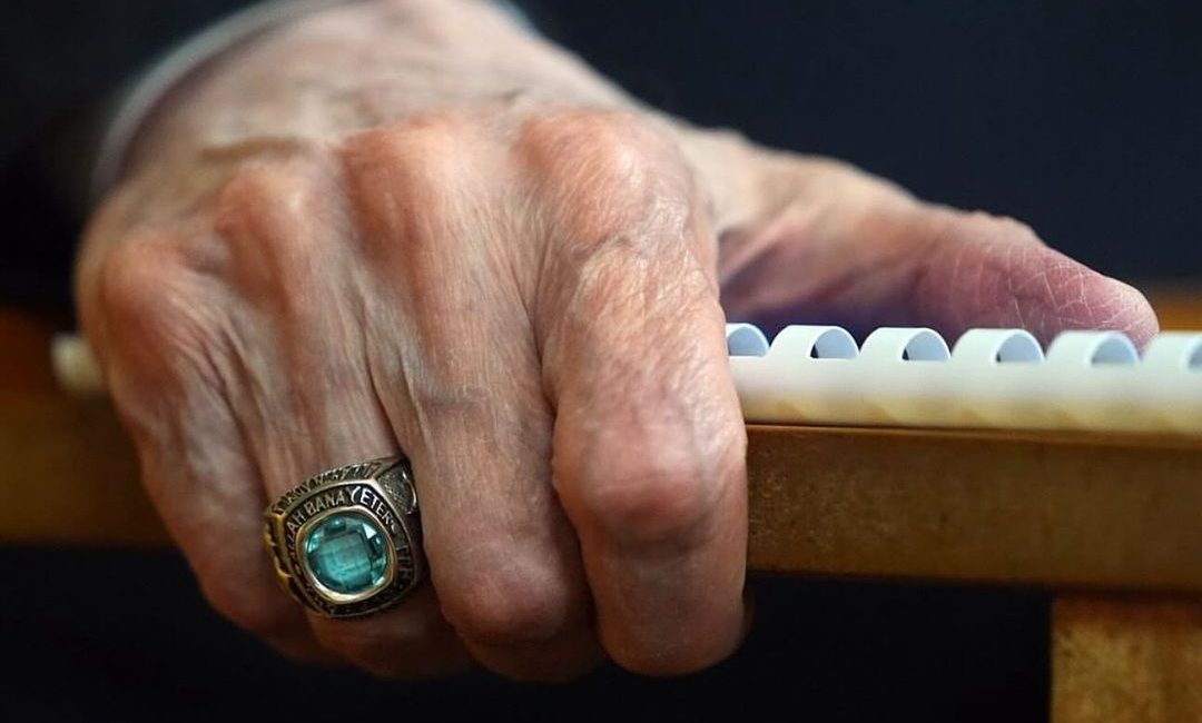 MHP lideri Devlet Bahçeli, sosyal medya hesabından parmağındaki ‘Allah bana