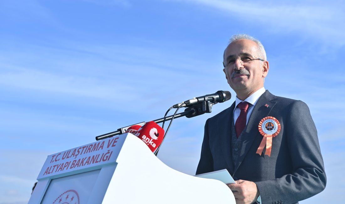Ulaştırma ve Altyapı Bakanı Abdulkadir Uraloğlu, karayollarındaki kaya düşmesi riskini