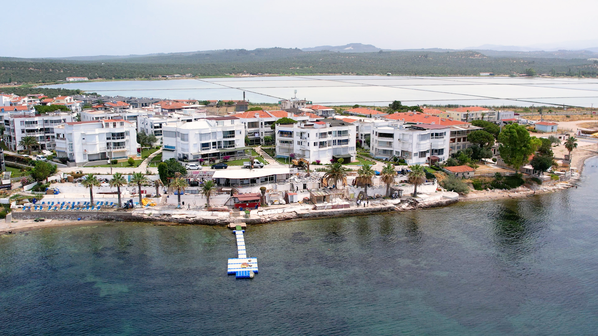 DENİZLER HALKINDIR PROJESİ KAPSAMINDA AYVALIK'TA KAÇAK YAPI YIKIMLARI BAŞLADI 1 bakanlik ayvalik sahillerindeki kacak yapilarin yikimina baslandi 666f14f9829a2