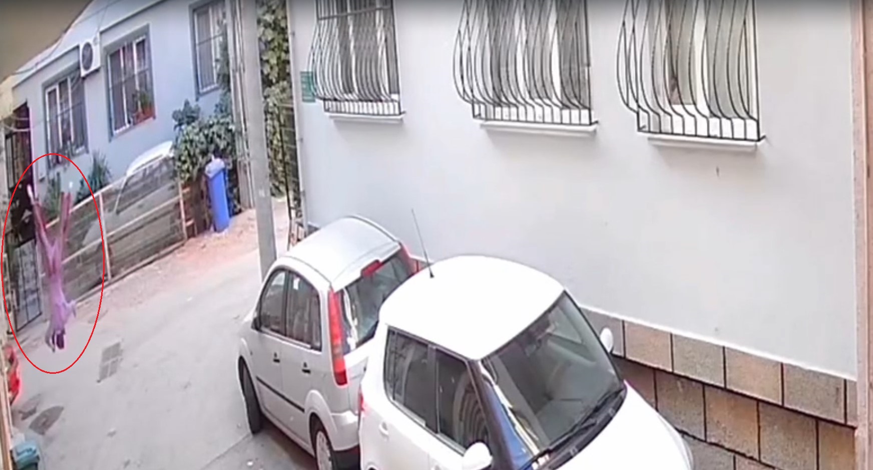 Bursa'da Cam Silerken Düşen Kadının Kamera Görüntüleri Ortaya Çıktı