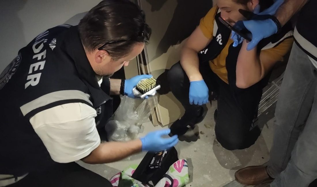 Bursa’da aynı anda gerçekleştirilen operasyonda 1 kilo 300 gram metamfetamin