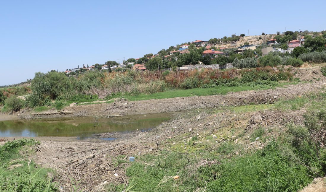 İzmir’de bulunan Aydın Ovası’nı sulayan Büyük Menderes Nehri, kuraklık tehdidi