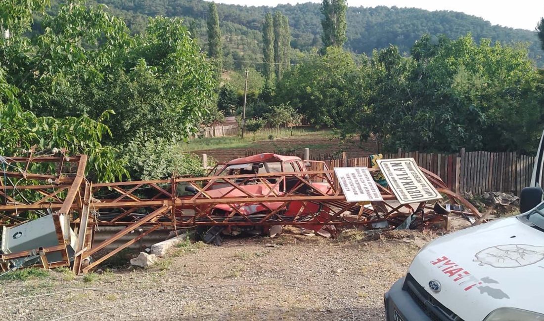 Ayvacık ilçesinde meydana gelen trafik kazasında, bir otomobilin elektrik direğine