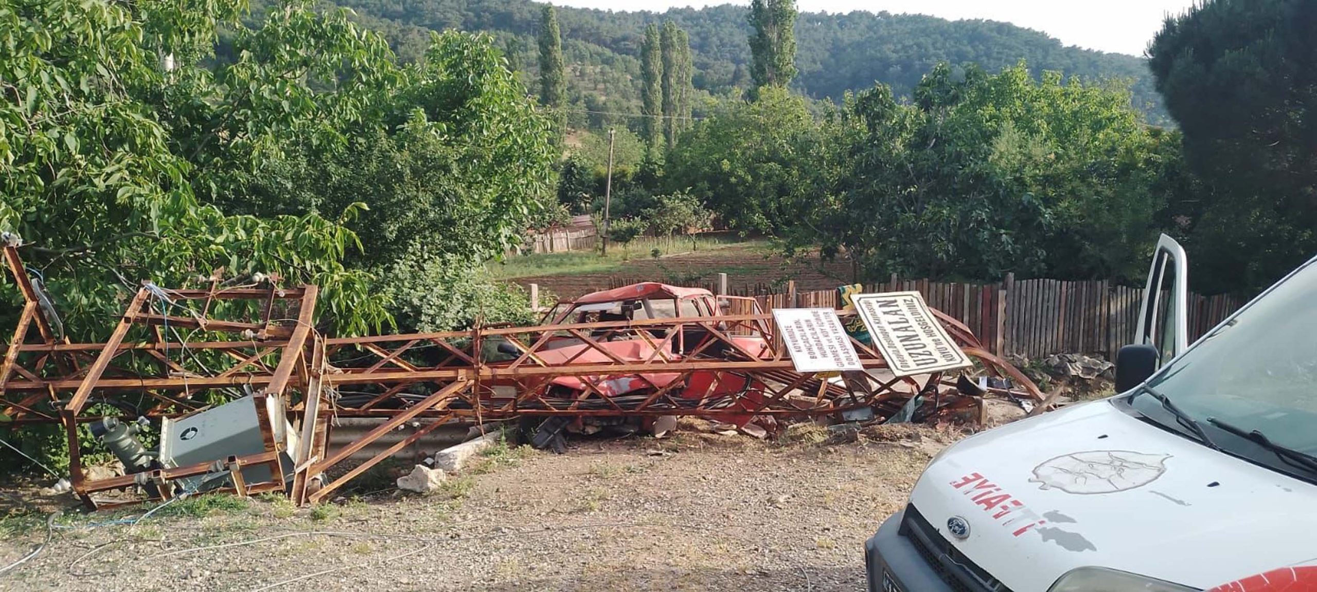 canakkalede otomobil elektrik diregine carpti 2 yarali 665e08ea1388a scaled