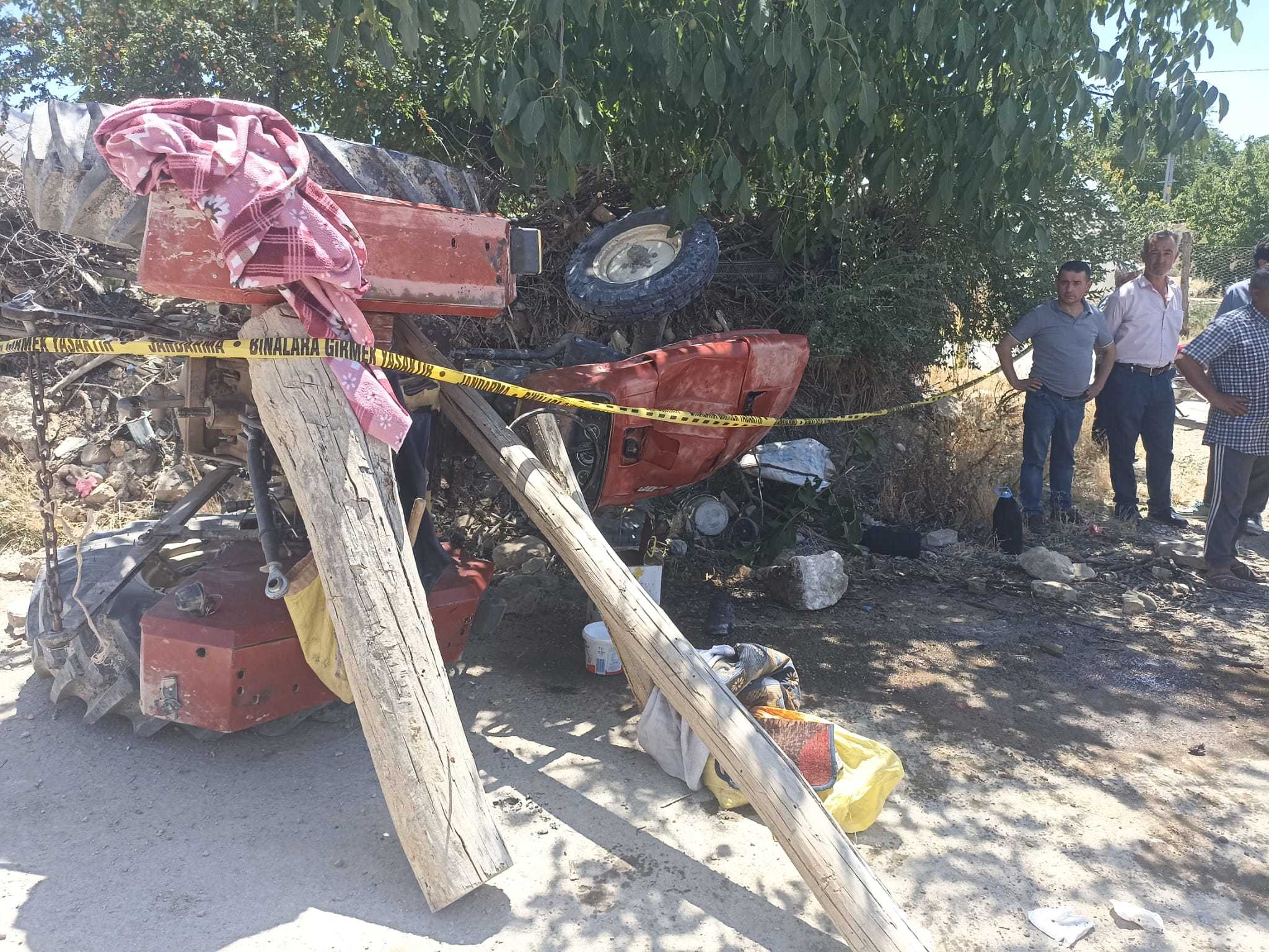 Traktör devrildi: Bir kişi hayatını kaybetti, bir kişi yaralandı