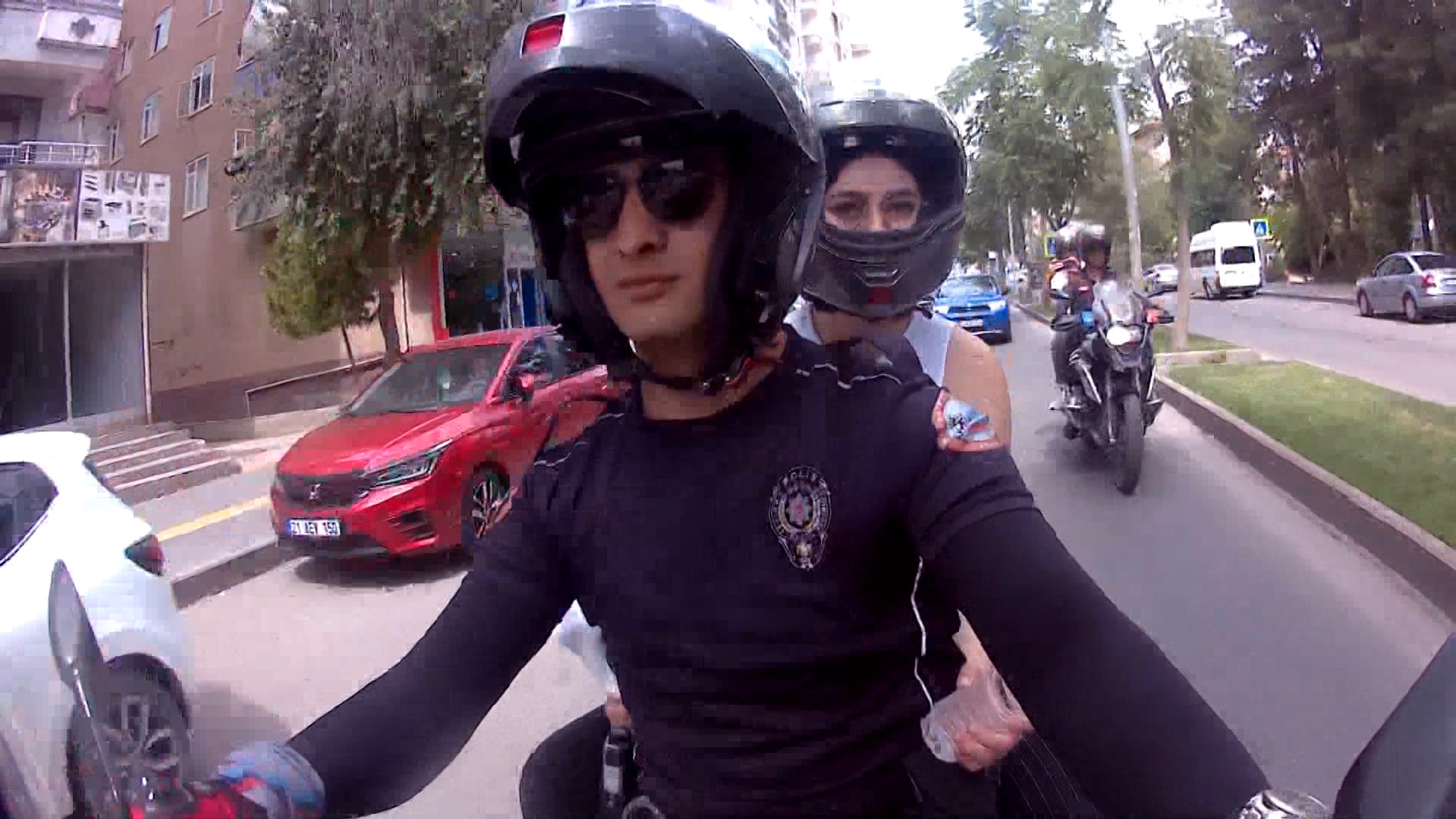 diyarbakirda isimleri karistirilan okullarin onunde onlem alan polis 21 adayi sinava yetistirdi 66642318177e1