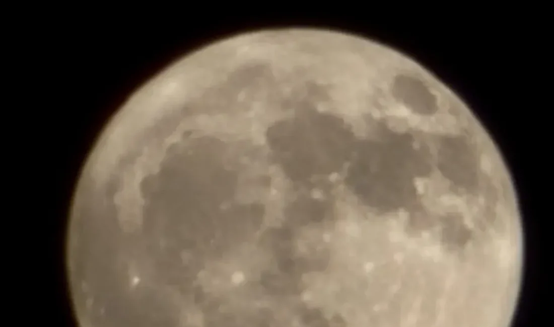 Depremin harabe ettiği Kahramanmaraş’ta dün akşam gökyüzünde dolunay güzelliği yaşandı.