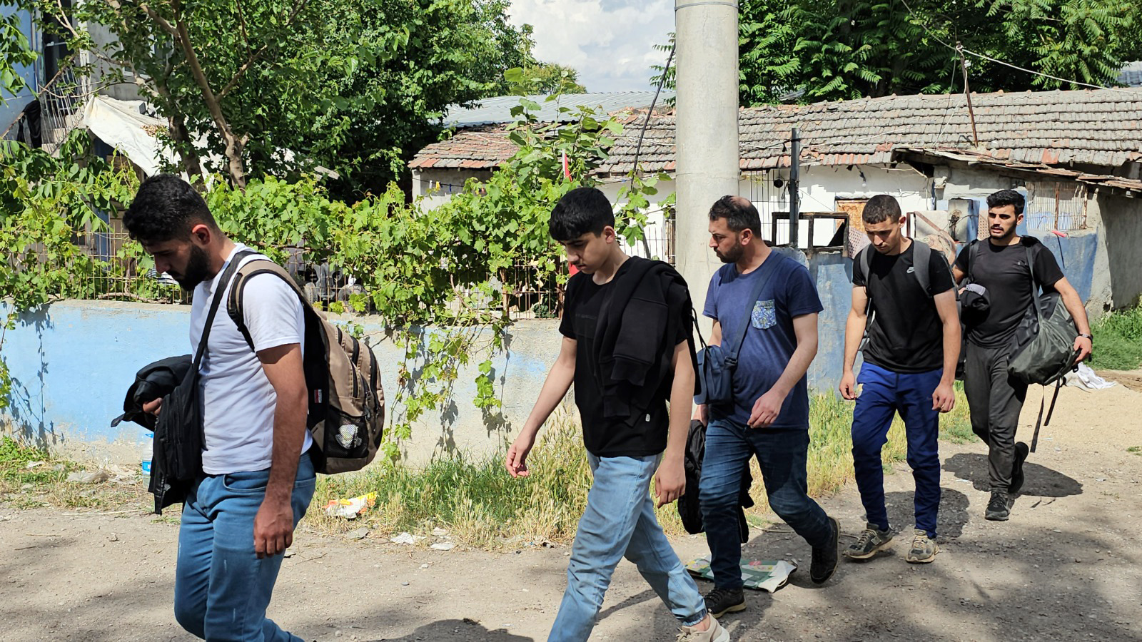 EDİRNE'DE METRUK BİNA OPERASYONU: 7 GÖÇMEN VE 1 ORGANİZATÖR YAKALANDI