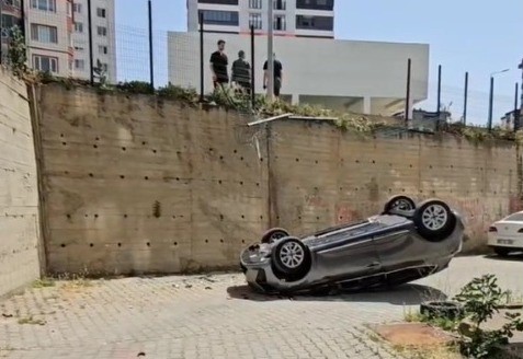 Edirne’de meydana gelen trafik kazasında, otomobilin 5 metre yükseklikten site