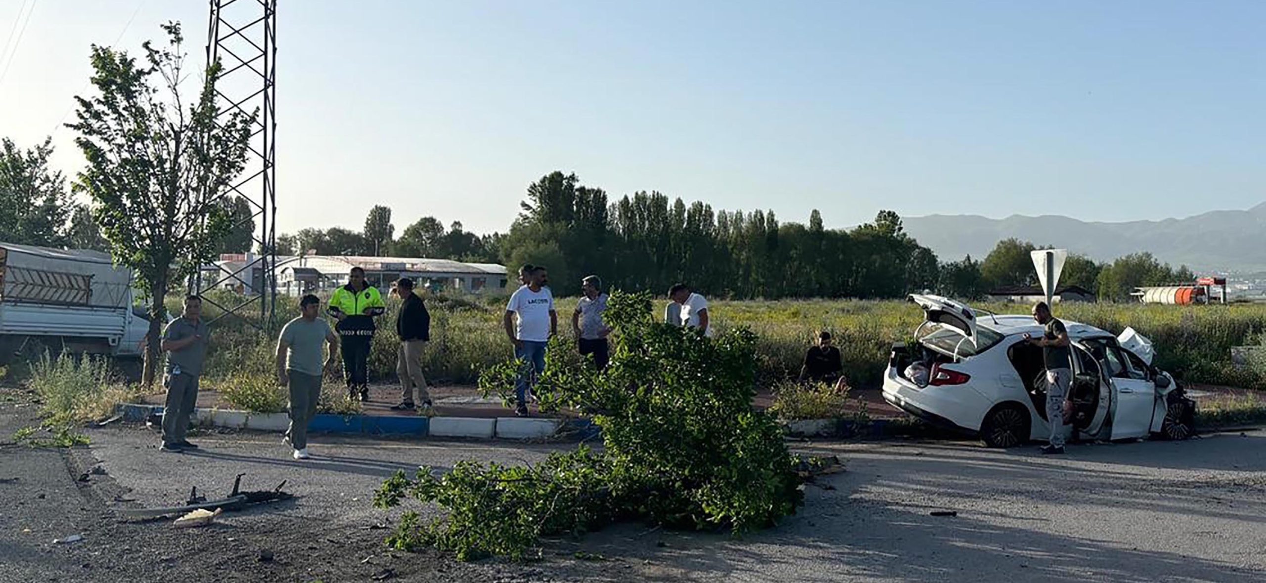 ERZURUM'DA OTOMOBİLİN KAMYONETE ÇARPMASI SONUCU 12 KİŞİ YARALANDI