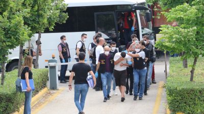 Kahramanmaraş’ın Elbistan ilçesinde jandarma ekiplerinin düzenlediği fuhuş operasyonunda gözaltına alınan