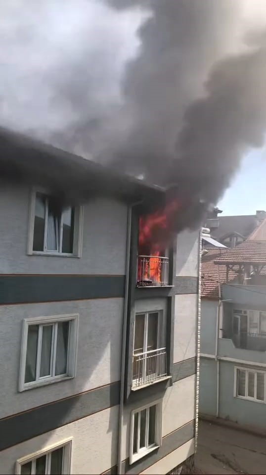 evde cikan yanginda mahsur kalan 1i cocuk 3 kisiyi itfaiye kurtardi 665ed87a14dd1