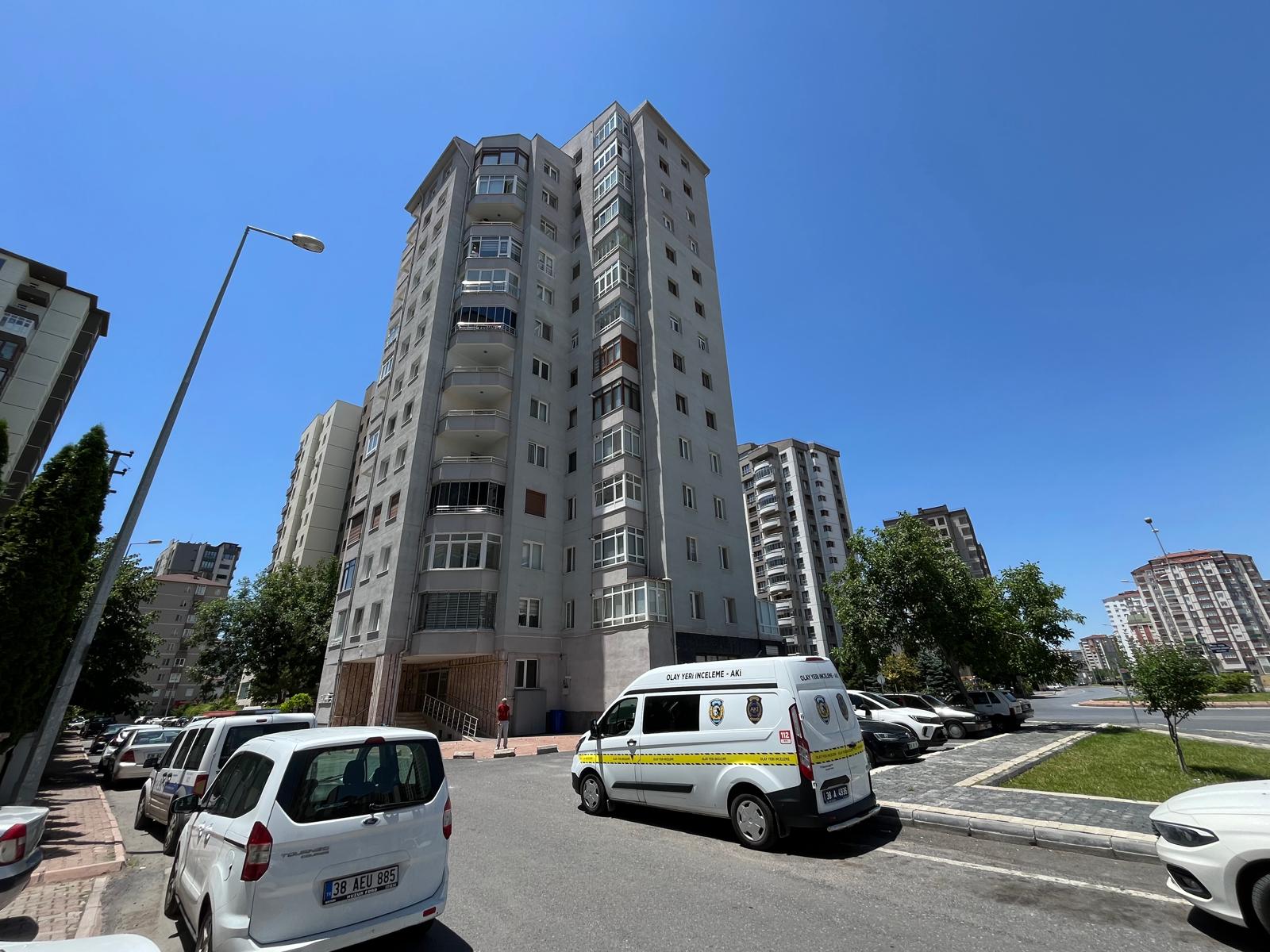 KAYSERİ'DE EVİNDE ÖLÜ BULUNAN ADAMIN CENAZESİ OTOPSİ İÇİN HASTANEYE KALDIRILDI