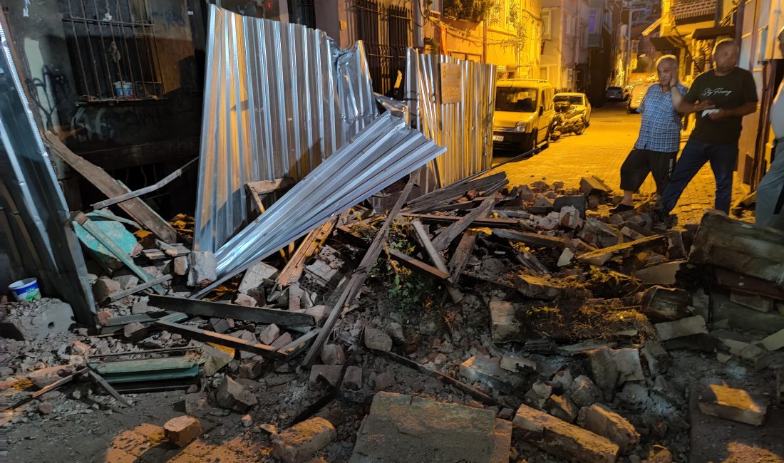 Fatih’te tarihi 2 katlı bir bina kısmen çöktü. Bina, park