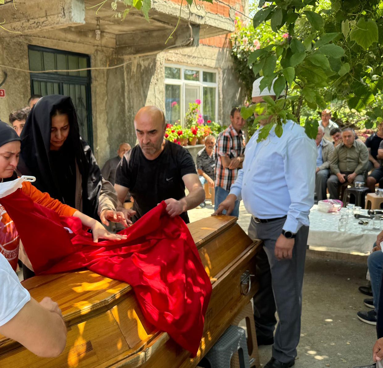 ZONGULDAK'TA MADEN OCAĞI GÖÇÜĞÜNDE HAYATINI KAYBEDEN İŞÇİ SON YOLCULUĞUNA UĞURLANDI