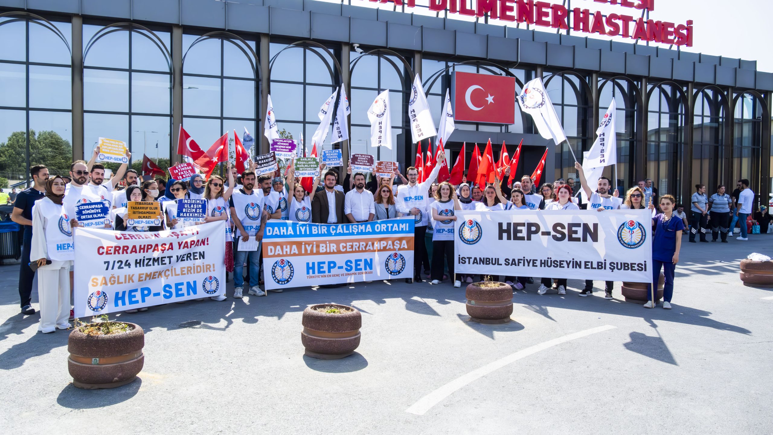 HEP-SEN, Cerrahpaşa Tıp Fakültesi'nde Çalışanların Hakları İçin Basın Açıklaması Yaptı.