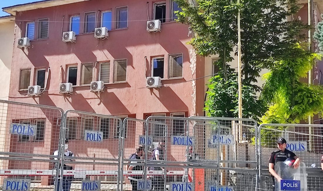 Hakkari Belediye Başkanı Mehmet Sıddık Akış, ‘Silahlı terör örgütünü yönetmek’,