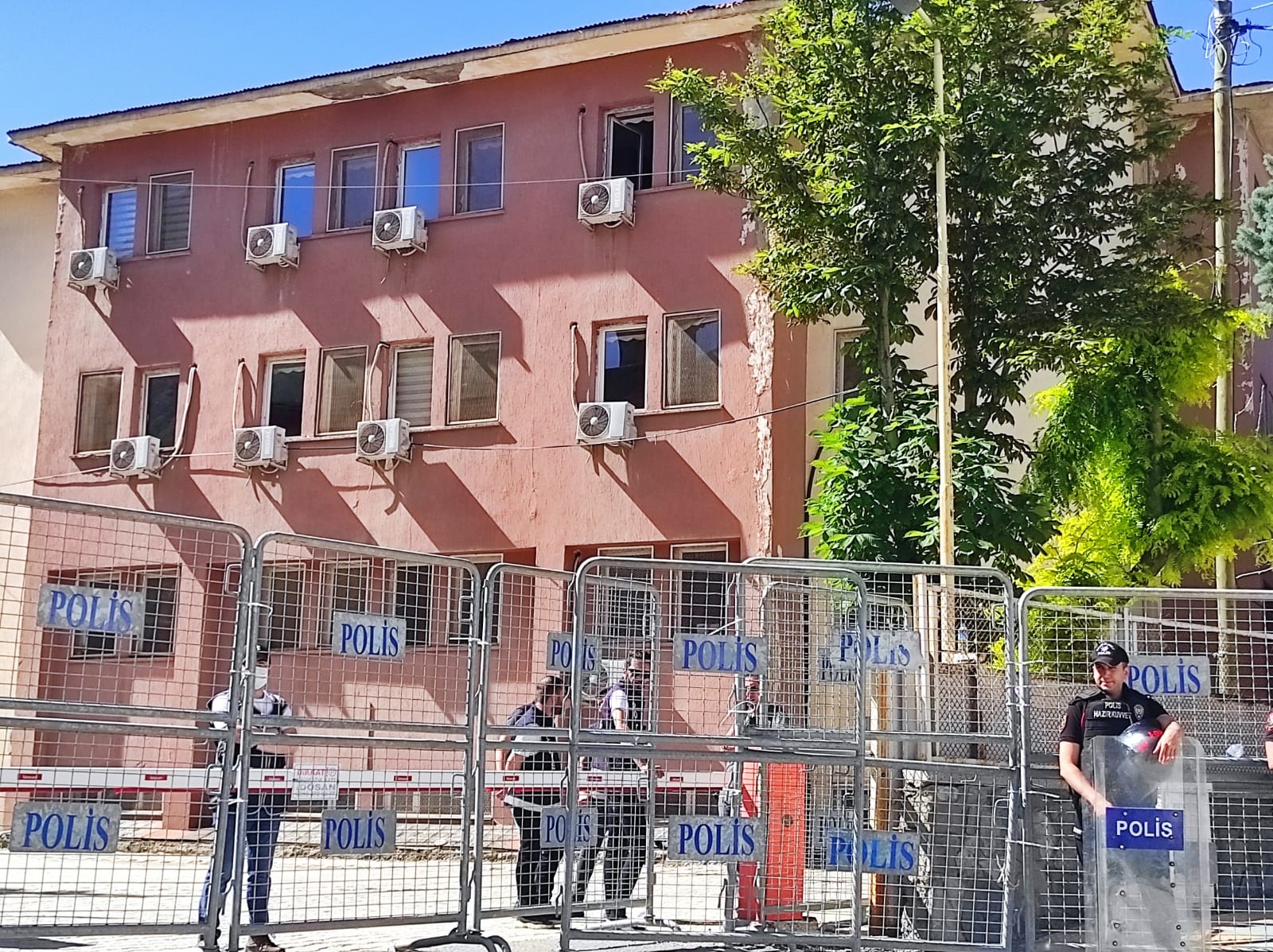 "Hakkari Belediye Başkanı Mehmet Sıddık Akış'ın Yargılandığı Davada Güvenlik Önlemleri Arttırıldı" "Hakkari Belediye Başkanı Mehmet Sıddık Akış'ın Yargılandığı Davada Güvenlik Önlemleri Arttırıldı"