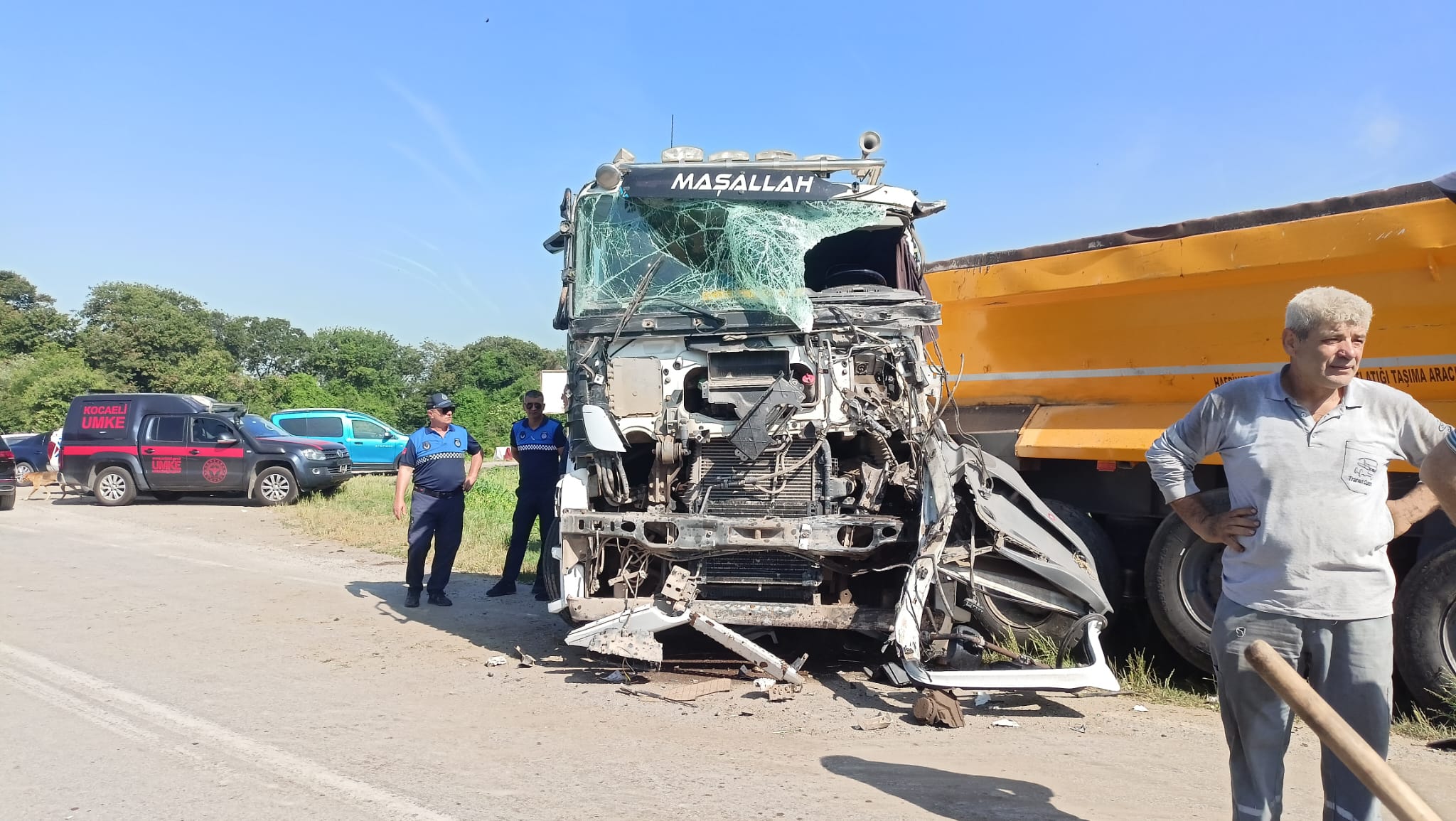 Kartepe'de Kamyonla Servis Midibüsü Çarpıştı: 1 Ağır 20 Yaralı