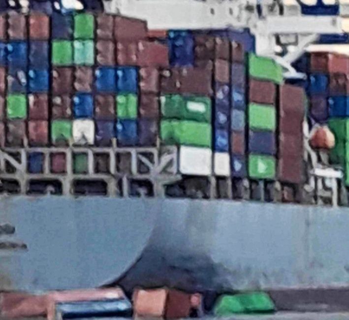 Beylikdüzü’nde bulunan Ambarlı Limanı’nda bir yük gemisinden 28 konteyner denize