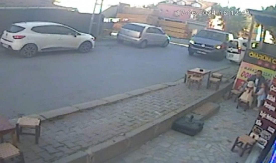 Arnavutköy’de, bir minibüs direksiyon hakimiyetini kaybederek bir dondurma dükkanına girdi.