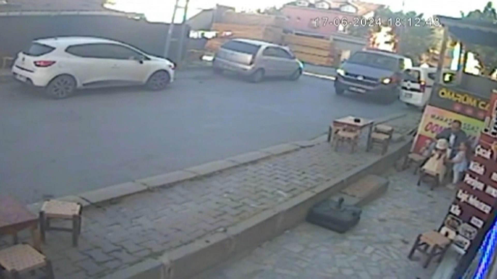 istanbul arnavutkoyde minibus dondurma dukkanina daldi kaza ani kamerada 66718a53de467