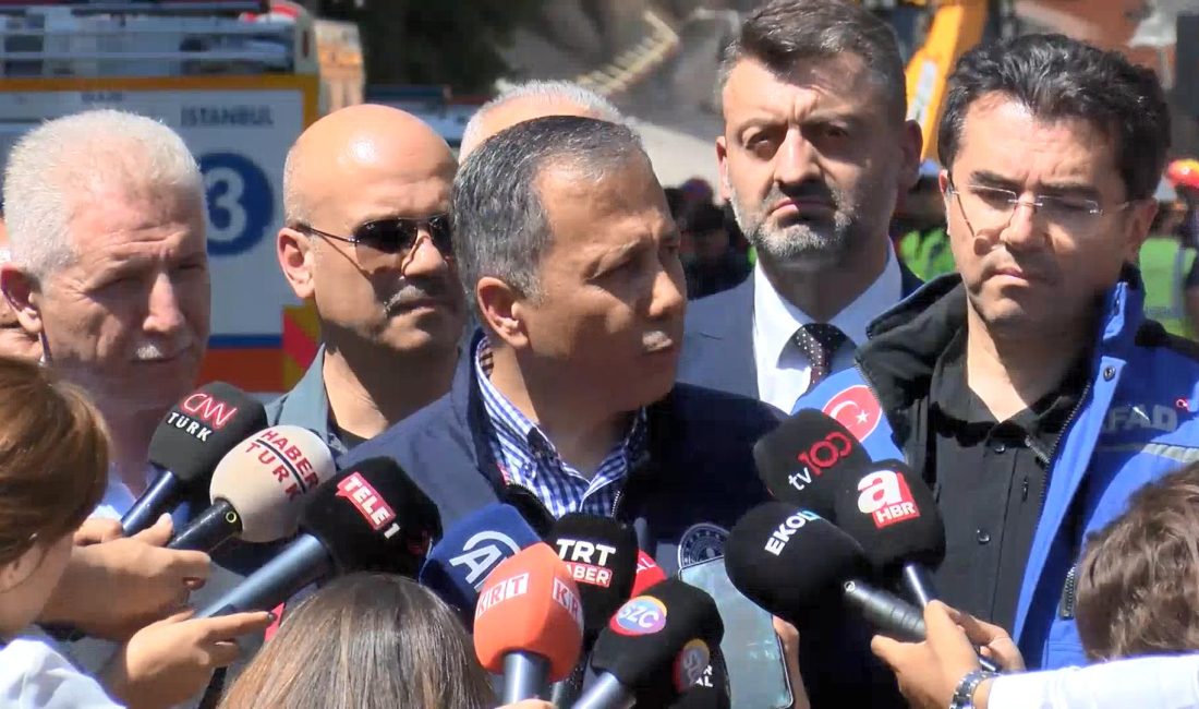 İçişleri Bakanı Ali Yerlikaya, Küçükçekmece’de çöken 3 katlı binanın enkazını