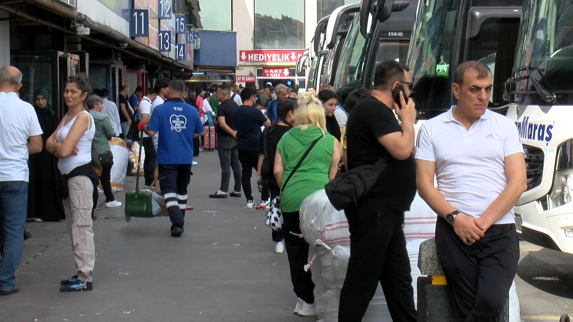 İstanbul Büyük Otogarı'nda Bayram Öncesi Yoğunluk Sürüyor