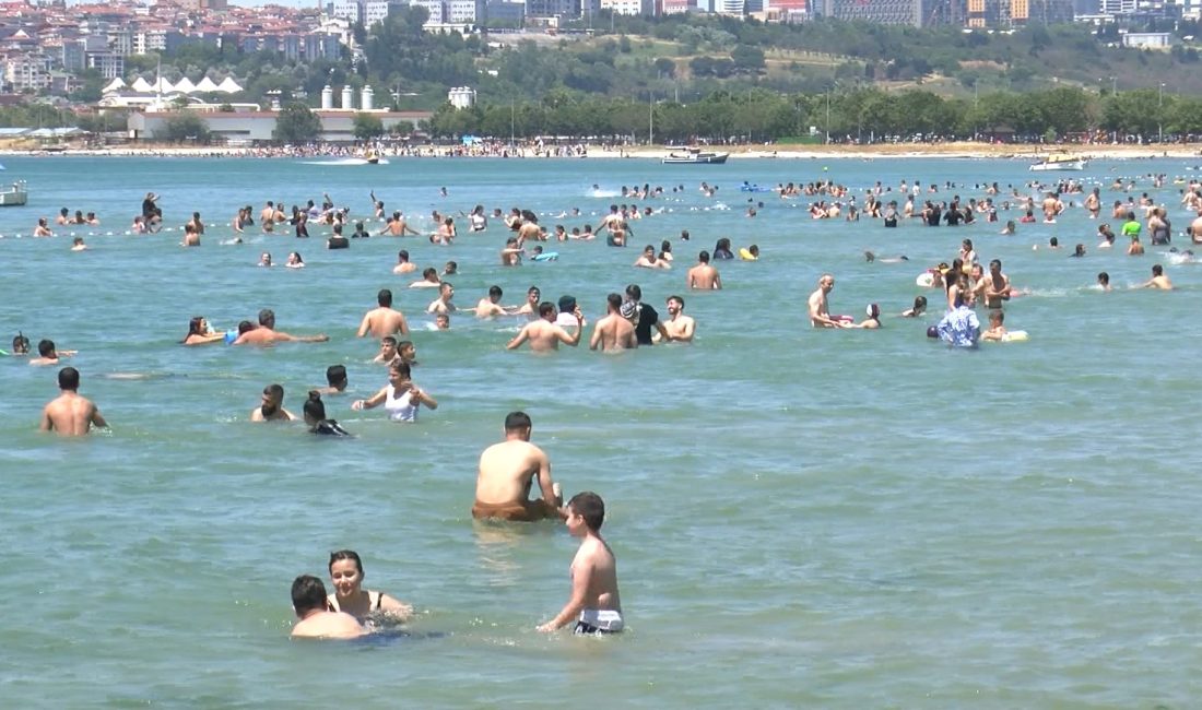 İstanbul’un Küçükçekmece ilçesinde, Kurban Bayramı’nın 3. gününde güneşli havadan faydalanmak