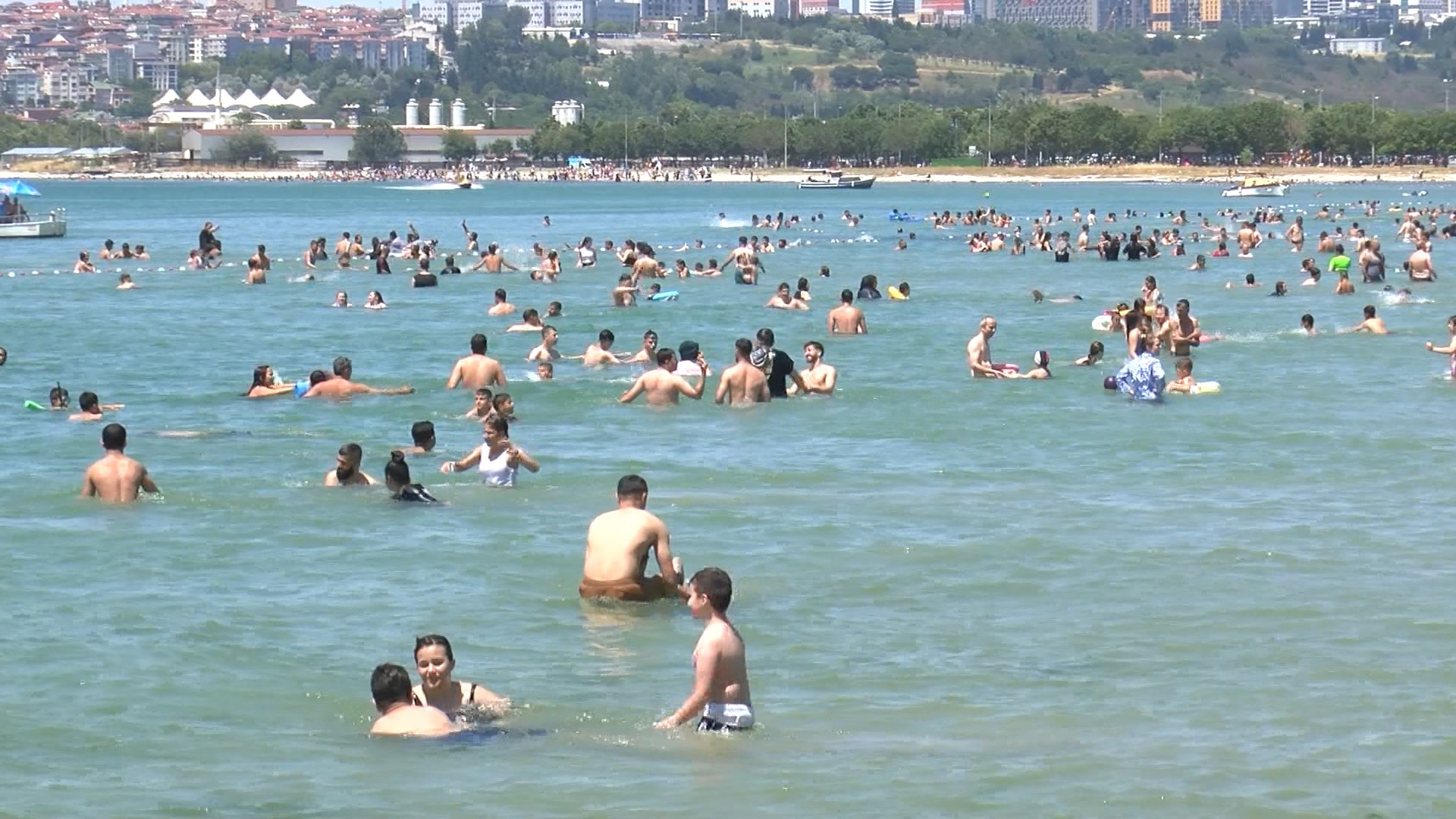 istanbul buyukcekmece ve menekse plajinda bayram yogunlugu 667176795e6ba
