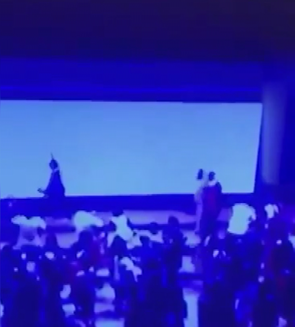 istanbul cemal resit reydeki mezuniyet toreninde dev led ekranin sahnedekilerin uzerine dusme ani kamerada ek bilgi ve fotograf 6664080faeec2